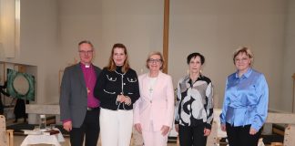 ”Äänen rukoilemisen voi kokea pienenä toivon kipinänä suuren surun keskellä” — Varapuhemies Paula Risikon keskusteluseurat etsivät toivon merkkejä Kirkkopäivien illassa