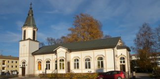 Seurakuntien vähentämishanke herättää huolta Salossa seurakuntien vähentämishanke koskee myös salon kirkkoa. kuvassa salon puinen kirkkorakennus.