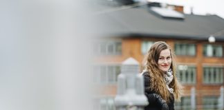 Tenojokilaaksoon palannut kirjailija Helga West toivoo kirjansa lisäävän empatiaa saamelaisia kohtaan