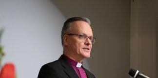 Pastoraalinen ohje, lähetysjärjestöt, virkakäsitys – Arkkipiispa Luoma linjasi kirkon kipupisteet paneelikeskustelussa