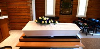 Hautajaisten kulut voivat yllättää – ”Prosentuaalisesti suurimmat nousut ovat seurakunnan päässä”