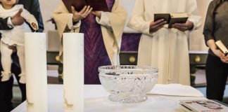 Papin sanat puhelimen näytöltä vai paperista – Voiko pappi käyttää toimituksissa älylaitteita?