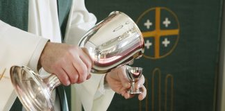 Sley aikoo jatkaa ehtoollisen jakamista tuomiokapitulin kannasta riippumatta Ehtoollinen