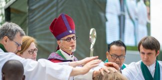 Kommentti: Sley joutui selittelemään omalle väelleen, miksi kirkon piispa kutsuttiin Evankeliumijuhlaan sley lähetystyöntekijöiden siunaus