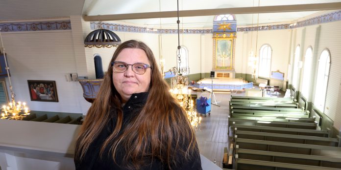 Eurajoen kirkon suntio Hannele Jasu viihtyy työssään