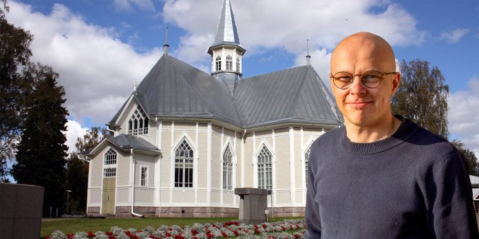Kälviän kirkko taustalla , etualalla kirkkoherra Jari Kolmonen