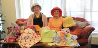 Nyt pääsee ulkoilemaan – Kymmenet vapaaehtoiset ompelivat kesähattuja vanhuksille Tampereella