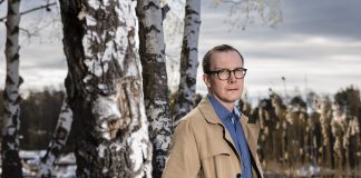 Nykyaika voi ottaa oppia takavuosien politiikan tähdenlennon traagisesta kohtalosta Mies beigessä takissa nojaa koivun runkoon. Takana näkyy vettä.