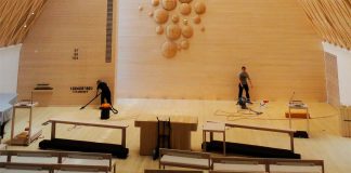 Puulattia saa kulua myös modernissa kirkossa, sillä käytön jäljet kertovat elämästä Puulattia vaatii hoitoa. Kuvassa pestään Kuokkalan kirkon lattiaa vuonna 2011.