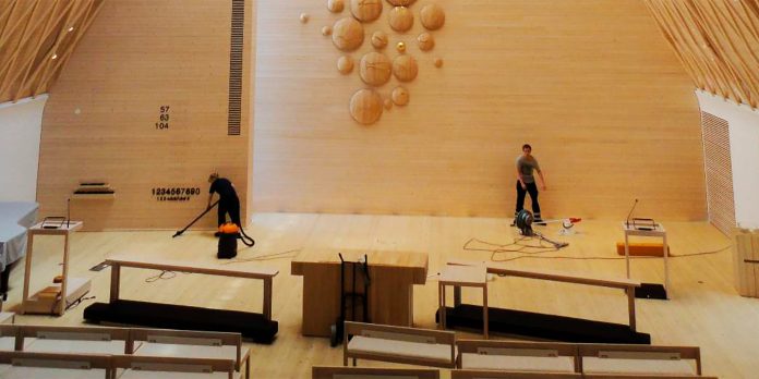 Puulattia vaatii hoitoa. Kuvassa pestään Kuokkalan kirkon lattiaa vuonna 2011.
