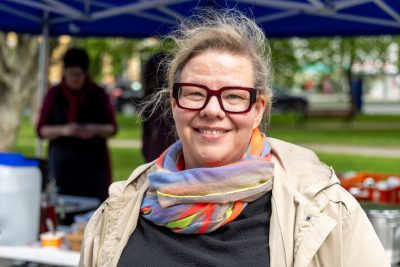 Vaasan seurakuntien hautaustoimen päällikkö Leila Roininen ideoi keittolounaskokeilun kesäksi.