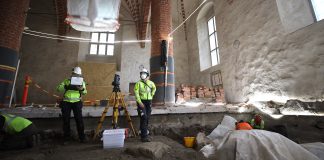 Maarian kirkon kaivauksissa Turussa tuli esille kokonainen hautausmaa Maarian kirkon kaivauksia alttarin edustalla