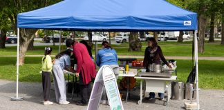 Vaasan seurakuntien keittolounas helpottaa lapsiperheiden lomapäivää Vaasan seurakuntien lounaspiste Vaasan kirkon puistossa.