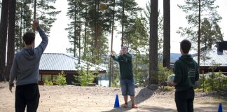 Kirkon nuorisotyönohjaajista on pulaa ympäri maata – helpotusta haetaan viroista luopumalla ja kelpoisuusehdoista tinkimällä kirkon nuorisotyönohjaajista on pulaa. Kuvassa lentopalloa leirkeskuksessa