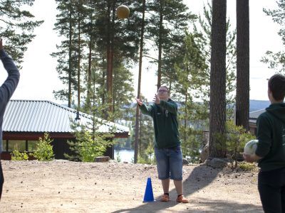 kirkon nuorisotyönohjaajista on pulaa. Kuvassa lentopalloa leirkeskuksessa