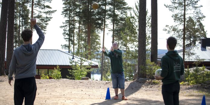 kirkon nuorisotyönohjaajista on pulaa. Kuvassa lentopalloa leirkeskuksessa