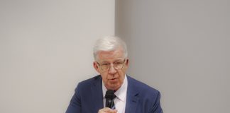 SRK:n johtokunnan puheenjohtaja Valde Palola pitää piispainkokouksen menettelytapaa äärettömän vakavana: ”Onko kirkolliskokouksen oppia koskeva päätöksenteko murenemassa?” valde palola