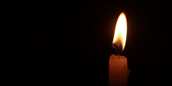 kynttilän liekki joka kuvastaa myös suomen ekumeenisen neuvoston vetoomusta