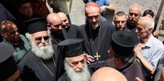 Jerusalemin katolinen ja ortodoksinen patriarkka vierailivat Gazan pommitetussa katolisessa kirkossa