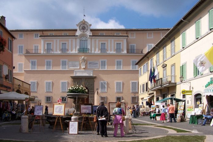 Castel Gandolfo paavillinen kesäpalatsi Castel Gandolfossa
