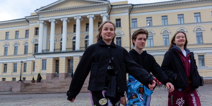 opiskelijoita haalareissaan Helsingin yliopiston päärakennuksen edustalla