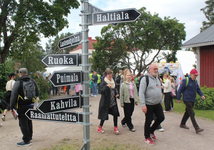 Kansanlähetyspäivät väkeä kentällä by Vesa Keinonen