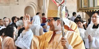 Katolinen kirkko tarvitsee lisää pappeja — yksi vihitään elokuussa Lohjan luterilaisessa kirkossa Katolinen kirkko tarvitsee lisää pappeja suomessa. Kuvassa piispa kirkossa.