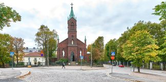 Suomen katolisen kirkon jäsenmäärä kasvaa, mikä lisää talouspaineita Suomen katolisen kirkon Pyhän Henrikin katedraali Helsingissä