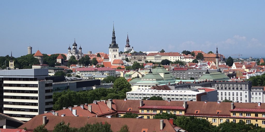 Viron presidentti ja parlamentti toimivat Tallinnassa. Yleiskuva Tallinnasta.