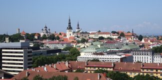 Viron presidentti jätti toistamiseen vahvistamatta kirkkolakiin kaavaillut muutokset Viron presidentti ja parlamentti toimivat Tallinnassa. Yleiskuva Tallinnasta.