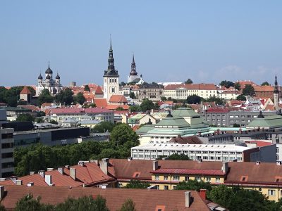 Viron presidentti ja parlamentti toimivat Tallinnassa. Yleiskuva Tallinnasta.