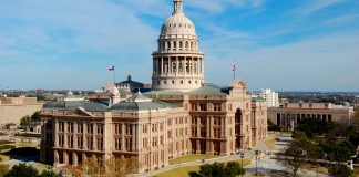 Teksasissa käydään oikeutta kymmenestä käskystä