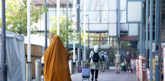 Uskonnollisen pukeutumisen hyväksyminen tukee tasa-arvoa, sanoo tutkija