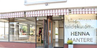 Henna Mantere kutoo arkkumattoa Lapuan tuomiokirkkoon näyteikkunassa