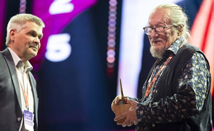 Jussi R antaa Awardsin00002
