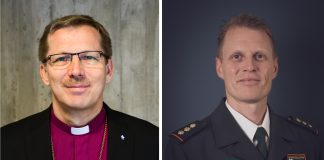 Piispa Jukka Keskitalo ja eversti Mikko Lehmus keskustelevat Levillä rauhasta