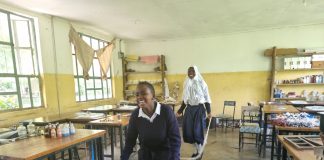 Tansanian maaseudulla yläkoulua käyvä Tatu haluaisi olla lentäjä, mutta ensin pitää opiskella tansanian koulussa