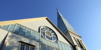 Oulujoen seurakuntaneuvosto haluaa kieltää homoparien vihkimisen seurakunnan tiloissa – asia siirtyy kapitulin ratkaistavaksi