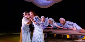 Kalakukkomusikaali Täydellinen resepti leikittelee aisteilla, ajalla ja kuopiolaisuudella