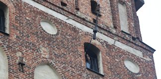 Turun tuomiokirkon kelloihin vaihdetaan uudet kielet, jotka soittavat aikaisempaa jyhkeämmin turun tumiokirkon kellon kieli nostetaan sisään torniin