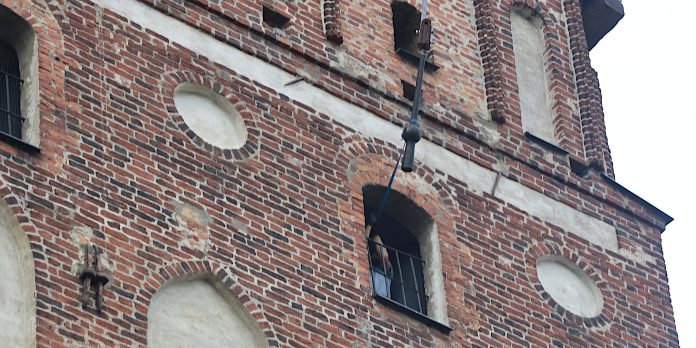 turun tumiokirkon kellon kieli nostetaan sisään torniin