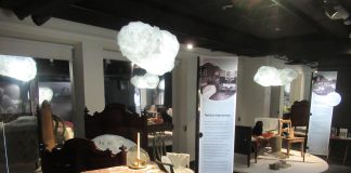 Näyttely esittelee yöastioita, unikaskuja ja paljastaa yhden hengen vuoteiden kirkollisen taustan