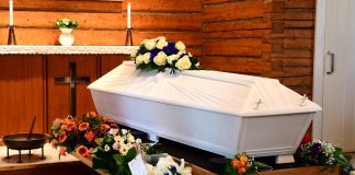 ”Taide lohduttaa, mutta myös haastaa”, sanoo kuolematapahtuman Tampereelle ideoinut kuvataitelija