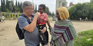 Suomalaisinsinööri auttaa katulapsia ja äitejä Etiopiassa