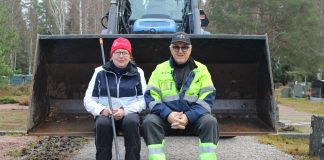 Hautausmaan talkoot saavat Anne Rantalan ja Matti Viitalan tarttumaan haravaan vuodesta toiseen