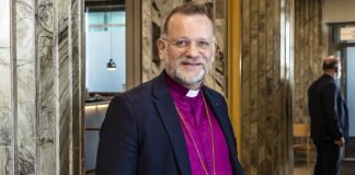 Keniassa papiksi vihitty Kristian Tienhaara toimi asiassa yksin, Jari Jolkkonen arvioi