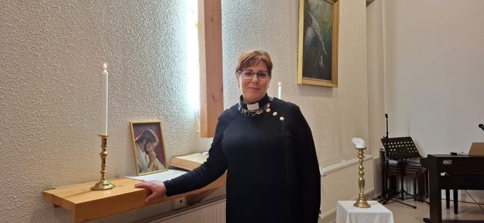 Piirikunnanjohtaja Soile Kasi Kuopion metodistikirkon alttarilla. Kuva Elisa Brnader251005