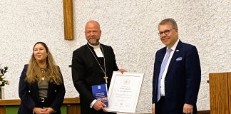 Pro Israel -palkinto piispa Teemu Laajasalolle