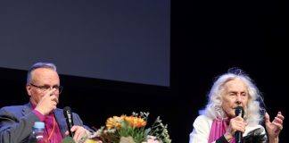 Seela Sella loisti Tapio Luoman haastateltavana Turun kirjamessuilla: ”Ammattini on kertoa tarinoita” Seela Sella ja Tapio Luoma Turun kirjamessuilla 2025