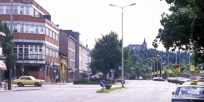 Uskelan kirkko Salo Horninkadulta kuvattuna by Wikimedia Commons Horninkatu Uskelan kirkko Salon katukuvassa